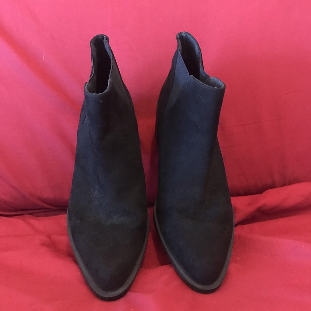 ♦️NEVER WORN♦️ Divided Black Booties